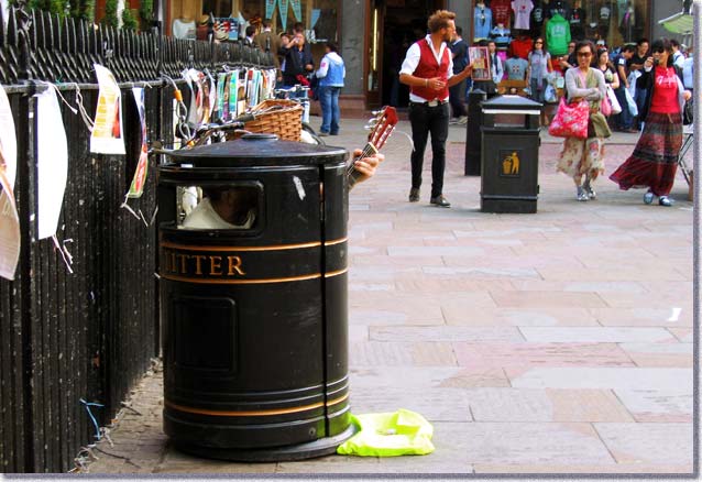 ごみ箱の中で演奏するバスカー